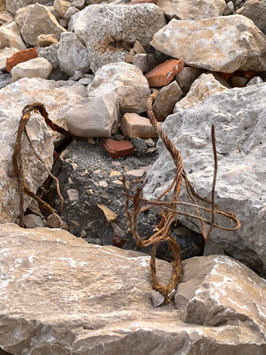 Plaža zatrpana šutom i zahrđalom armaturom u Zablaću