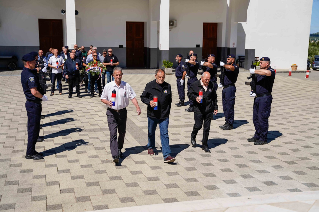 Polaganje vijenaca na Kvanju