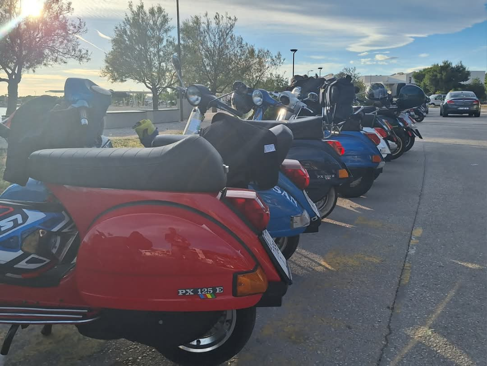 Vespaši ponovno zavladali Šibenikom: Održan 10. susret šibenskog Vespa kluba