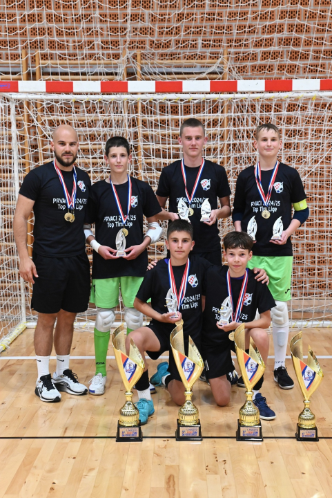 Pioniri i mlađi pioniri MNK-a Murter osvojili Top tim ligu i kup