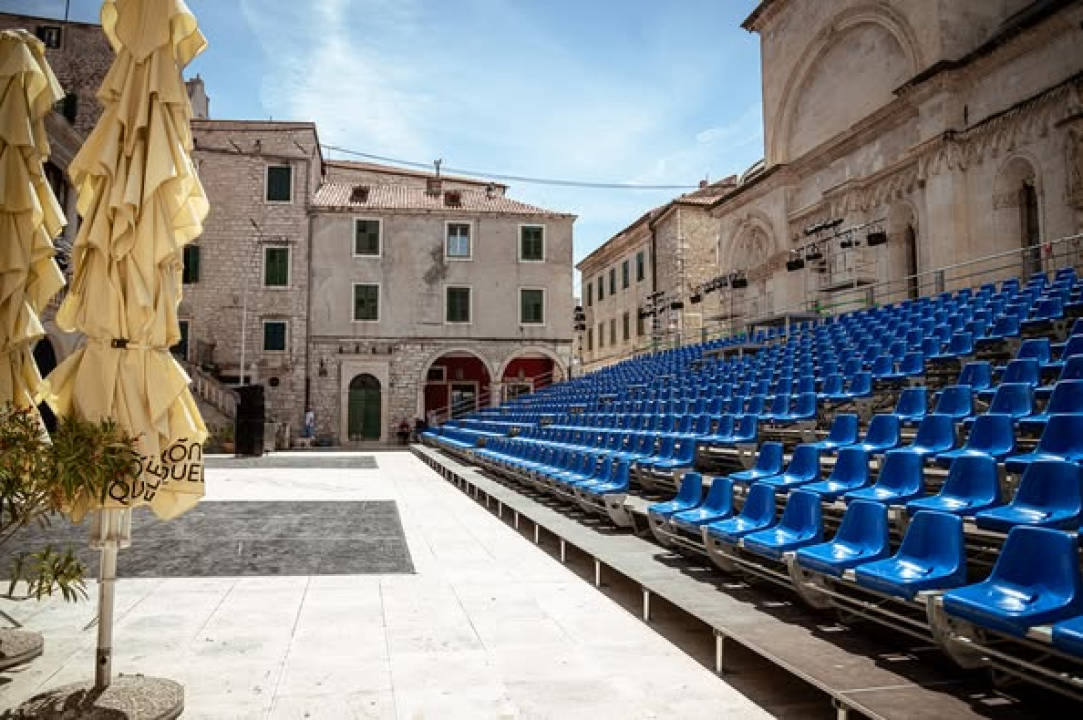 Trg ispred katedrale već u MDF duhu: Provjerili smo zašto je tribina stigla ranije nego inače