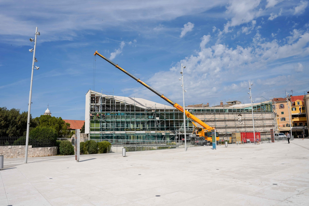 Gradska knjižnica ostaje bez stakala: Pogledajte kako napreduju radovi na glavnom gradskom trgu