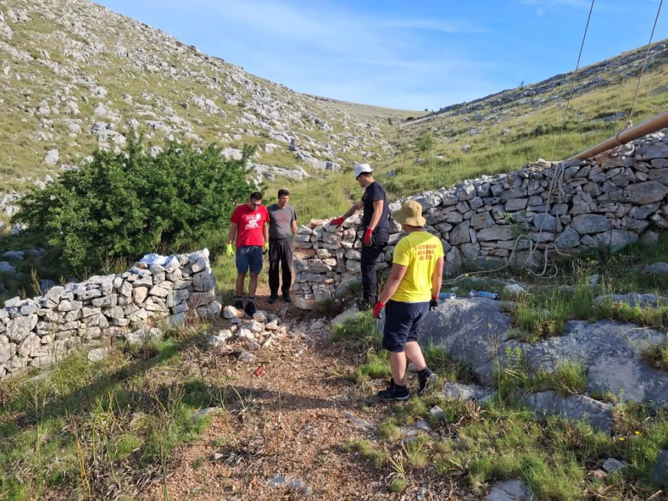 Vodički i tišnjanski vatrogasci u akciji obnove spomen parka u sjećanje na poginule heroje Kornatske tragedije