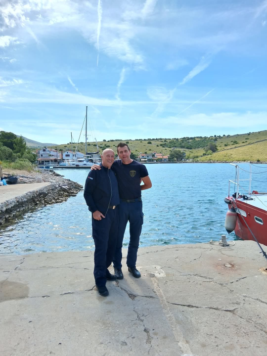 Vodički i tišnjanski vatrogasci u akciji obnove spomen parka u sjećanje na poginule heroje Kornatske tragedije