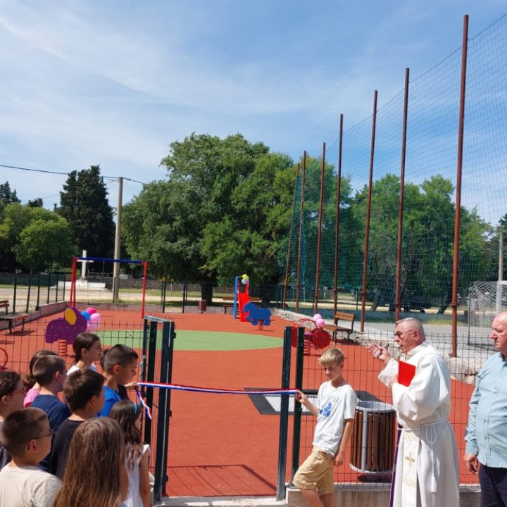 Postor za igru najmlađih: U Mirlović Zagori svečano otvoreno dječje igralište