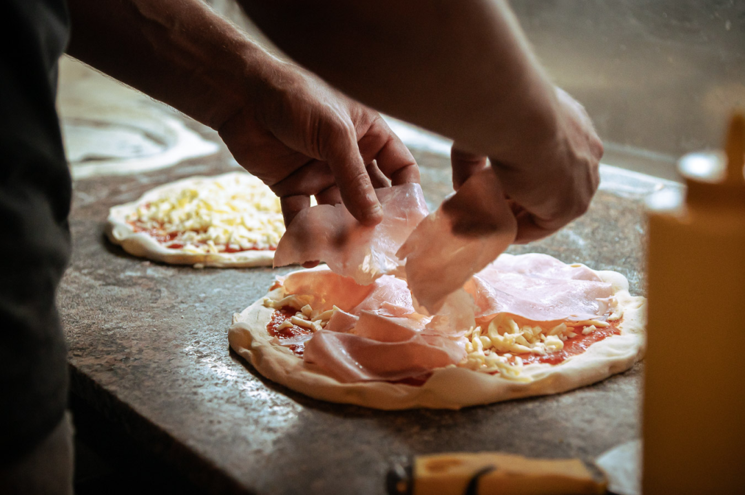 FOTO Doživite okus Italije na ugodnoj vanjskoj terasi Pizzerije Fratelli!