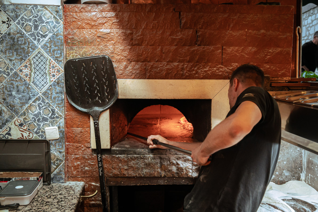 FOTO Doživite okus Italije na ugodnoj vanjskoj terasi Pizzerije Fratelli!