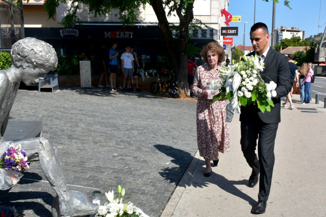 Župan Rakić položio cvijeće kod spomenika Draženu Petroviću i Draženovog koša