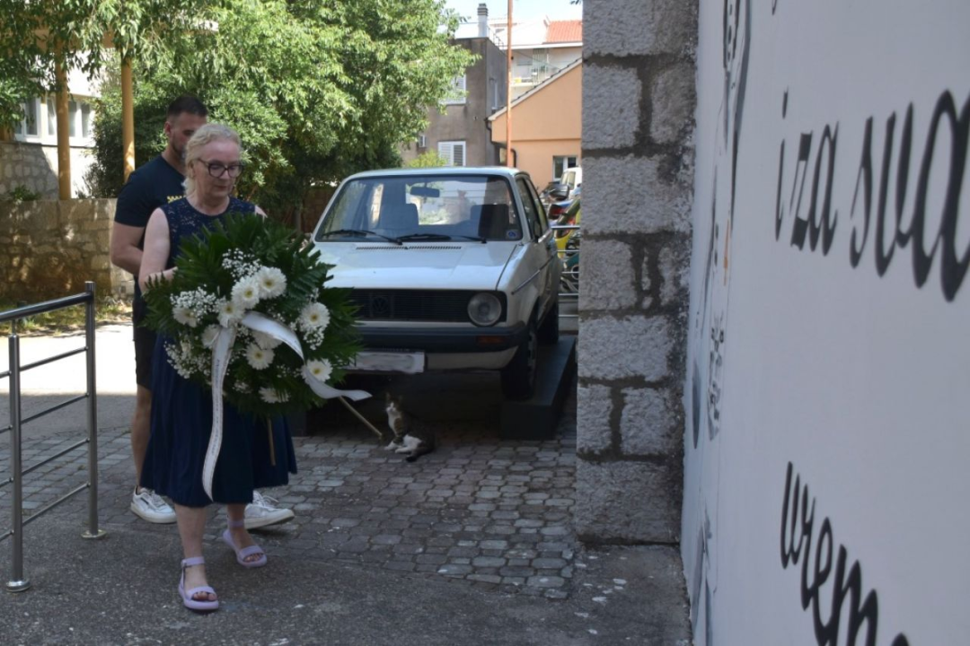 Župan Rakić položio cvijeće kod spomenika Draženu Petroviću i Draženovog koša