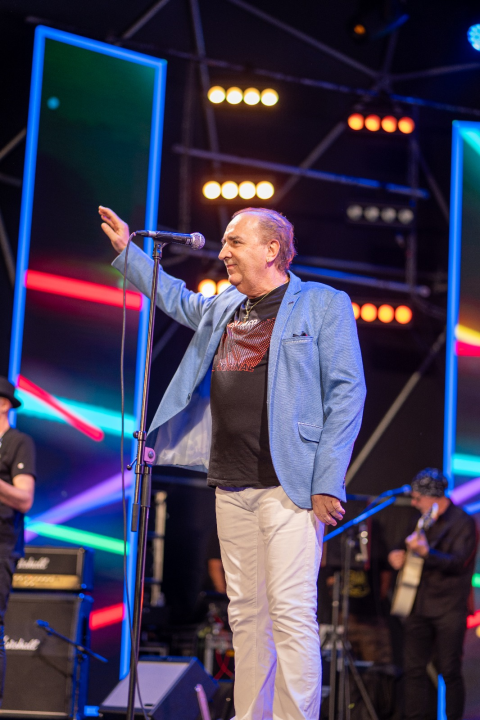 Prva večer CMC festivala u Vodicama oduševila publiku: The Frajle zagrijale atmosferu, Mladen Grdović izazvao delirij na rivi