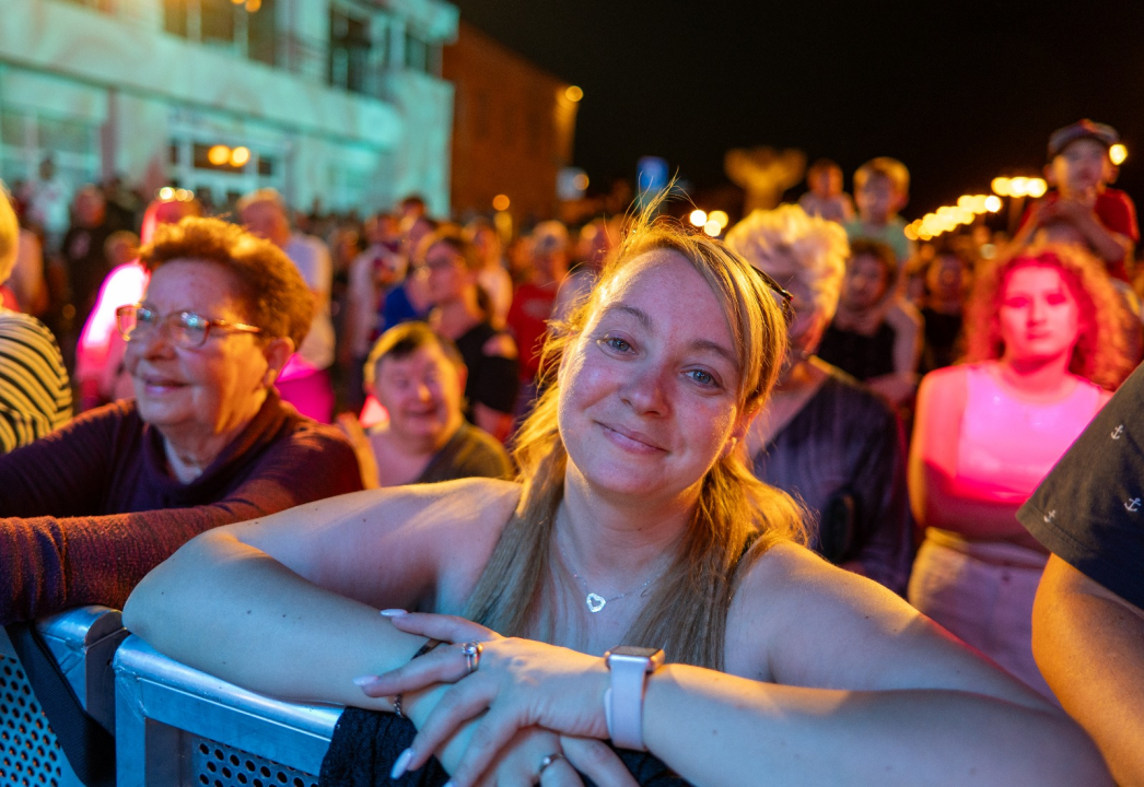 Prva večer CMC festivala u Vodicama oduševila publiku: The Frajle zagrijale atmosferu, Mladen Grdović izazvao delirij na rivi