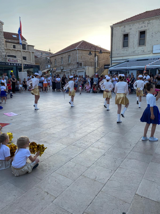 Na primoštenskom trgu Rudine zaplesalo 180 mažoretkinja