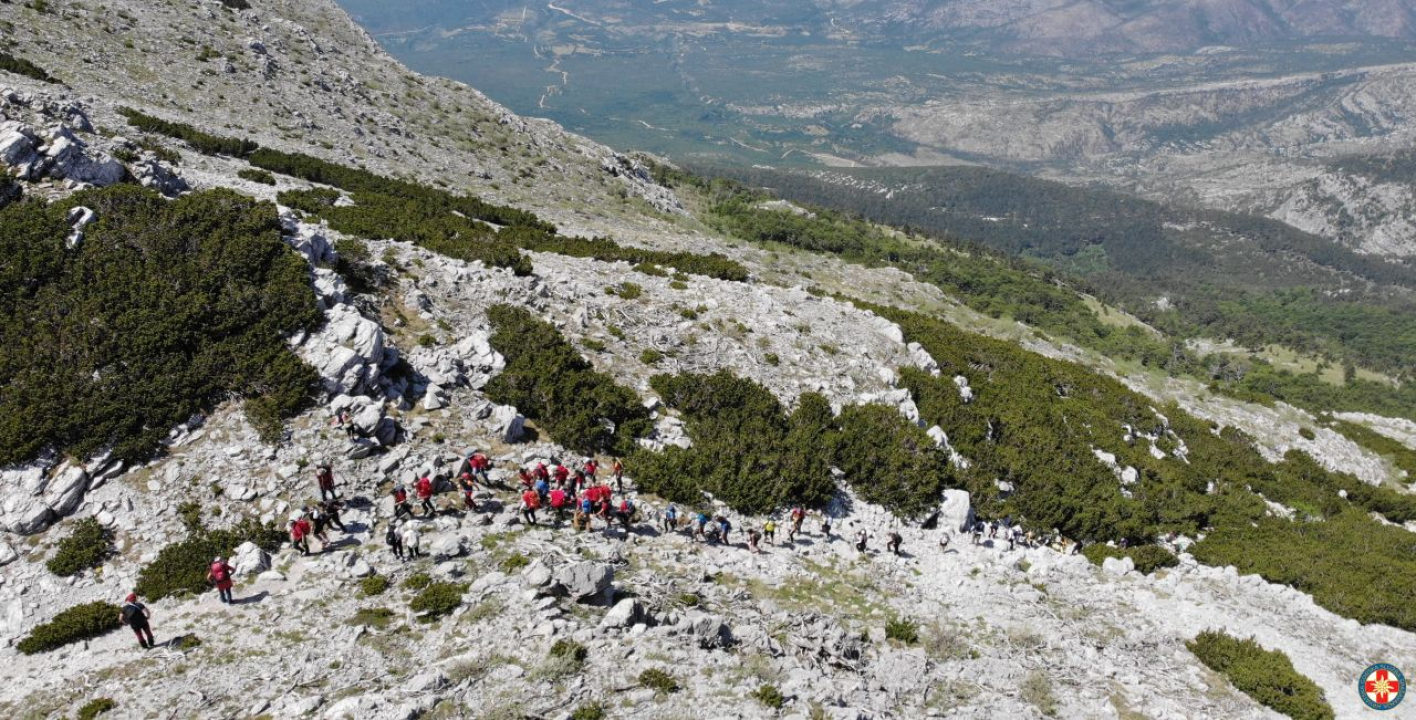 Nesvakidašnji uspon na Dinaru: Uz pomoć HGSS-ovaca i planinara u kolicima osvojio najviši vrh Hrvatske