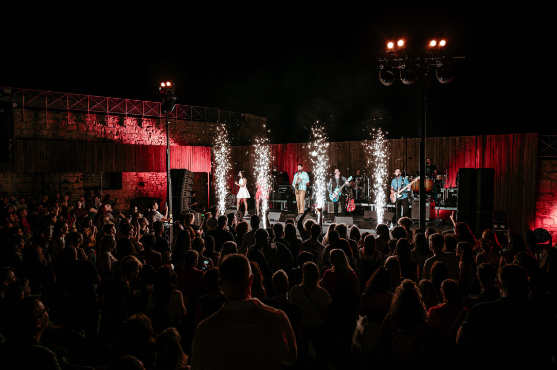 Počelo koncertno ljeto na Tvrđavi sv. Mihovila: Belan proslavio 40 godina karijere i 11 godina pozornice