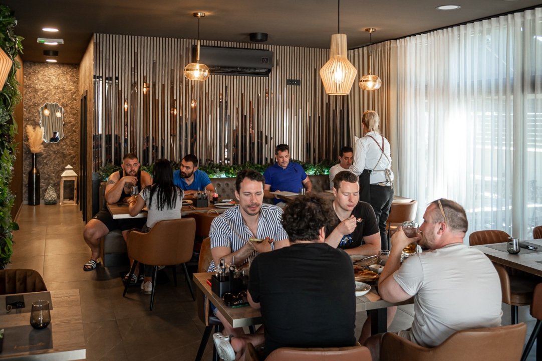 FOTO Uživajte u vrućim ljetnim danima uz mirise s grilla i živu svirku na terasi Leonardo BBQ & More!