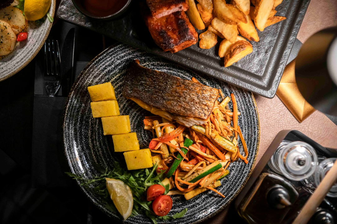 FOTO Uživajte u vrućim ljetnim danima uz mirise s grilla i živu svirku na terasi Leonardo BBQ & More!