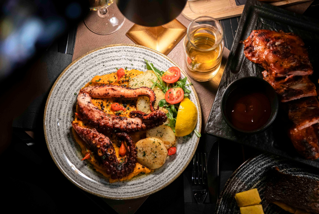 FOTO Uživajte u vrućim ljetnim danima uz mirise s grilla i živu svirku na terasi Leonardo BBQ & More!