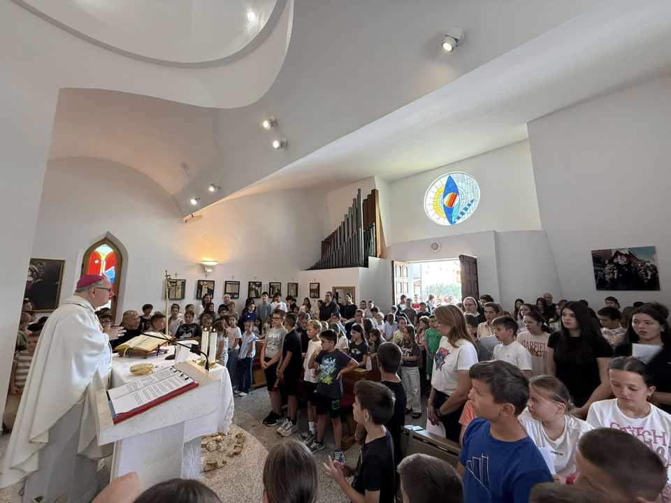 Biskup Rogić predvodio misu za kraj školske godine u Katoličkoj osnovnoj školi u Šibeniku