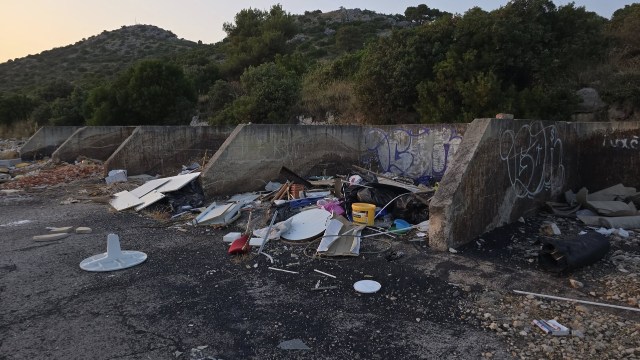 FOTO Dok čekamo hotele, stanove i dvoranu, na Batiželama niknulo divlje odlagalište otpada
