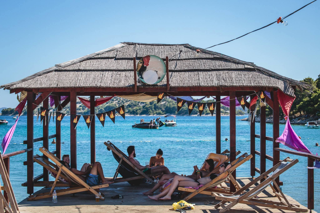 Tisno postaje epicentar elektronske glazbe: Čak 8 vrhunskih festivala i Barbarellas afteri garantiraju ljeto za pamćenje