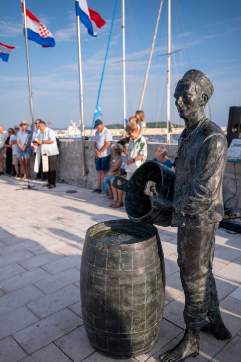 Predstavljen brončani 'Šime': Simbol vodičkih težaka s najljepšim pogledom na more