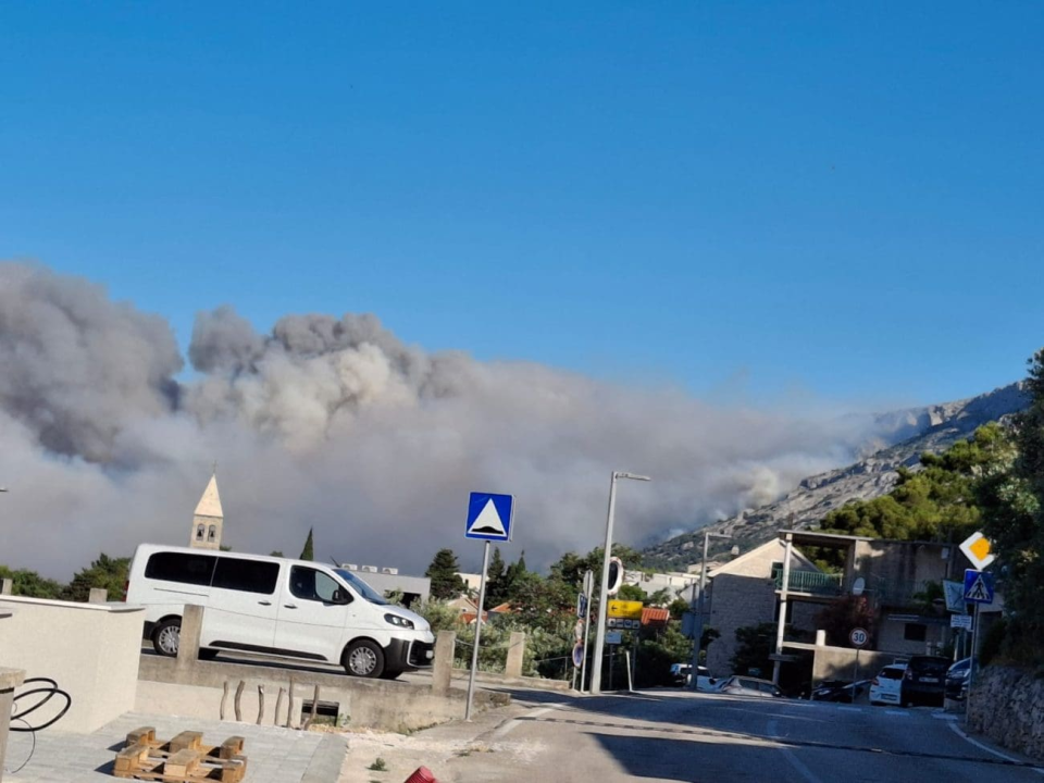 Policija: Požari kod Makarske i Omiša su podmetnuti, naći ćemo piromana 