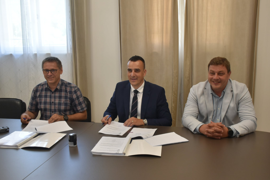 Potpisan ugovor za rekonstrukciju i dogradnju Područne škole u Tribunju 
