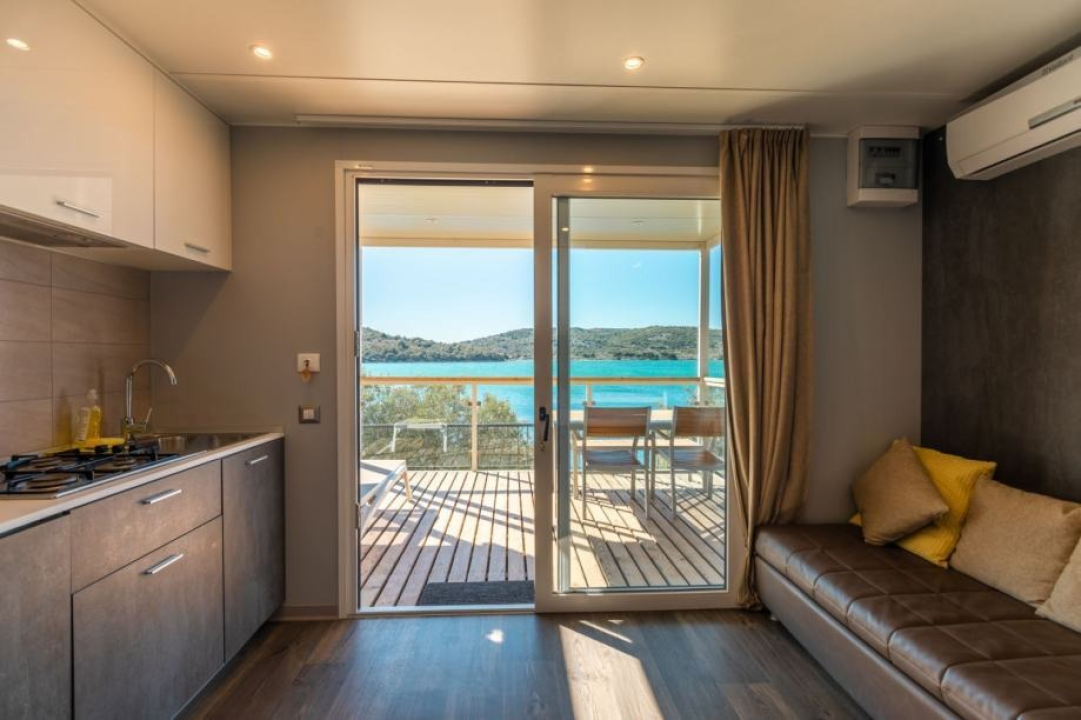 Prodaju se luksuznu mobilne kućice iz kampa u Tisnom kraj plaže