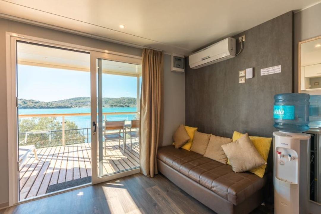 Prodaju se luksuznu mobilne kućice iz kampa u Tisnom kraj plaže