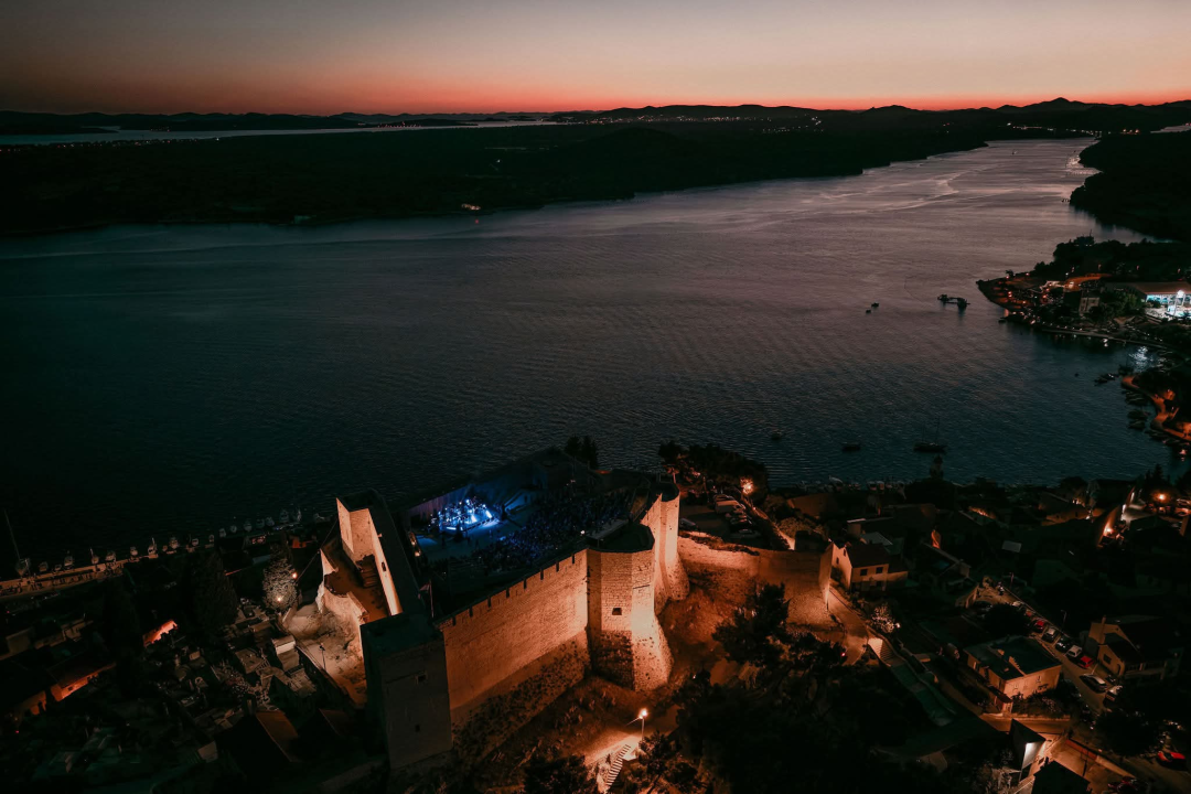 Večer za pamćenje: Matija Cvek & The Funkensteins rasplesali publiku na Tvrđavi sv. Mihovila