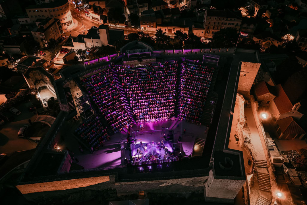 Večer za pamćenje: Matija Cvek & The Funkensteins rasplesali publiku na Tvrđavi sv. Mihovila