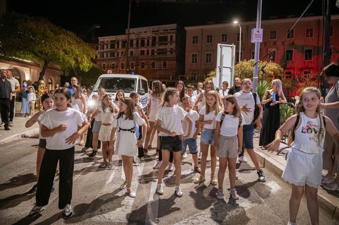 FOTO Nebo, zemlja i more spojili se na zatvaranju MDF-a, predstava neke oduševila, drugi tvrde da je primjerenija za Burning Man