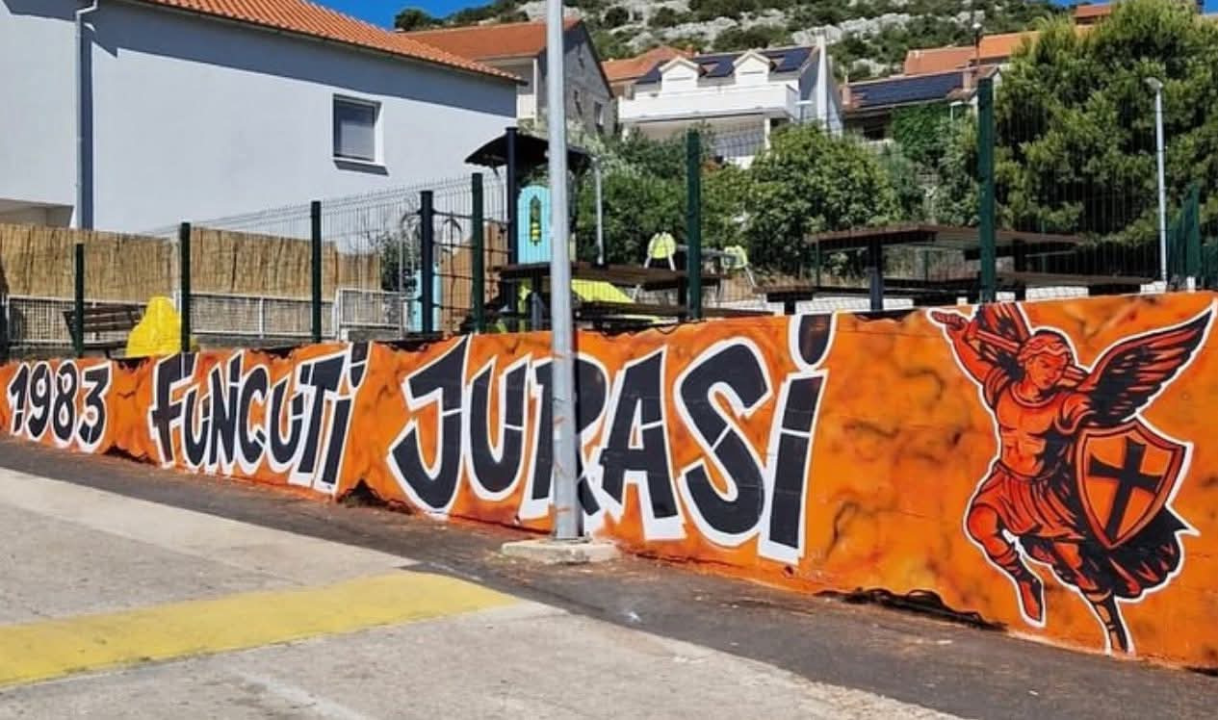 Novi mural u čast Funcutima osvanuo u Jurasima: Narančasto-crni duh Šibenika živi na svakom kantunu grada