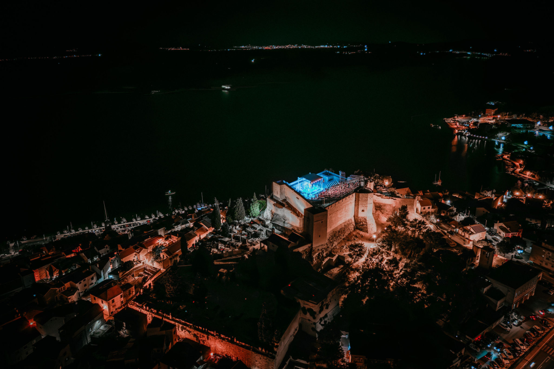 FOTO Gitaristički virtuoz Cory Wong oduševljen Tvrđavom sv. Mihovil, kiša malo skratila koncert