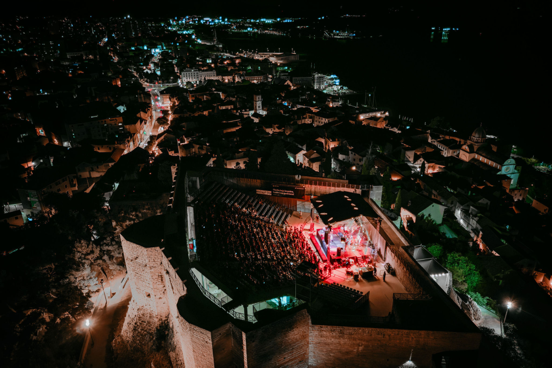 FOTO Gitaristički virtuoz Cory Wong oduševljen Tvrđavom sv. Mihovil, kiša malo skratila koncert