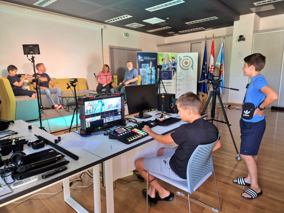 FOTO: Mladi otkrili svijet podcasta u sklopu radionice ‘Sastavi svoj studio – snimi svoj podcast’