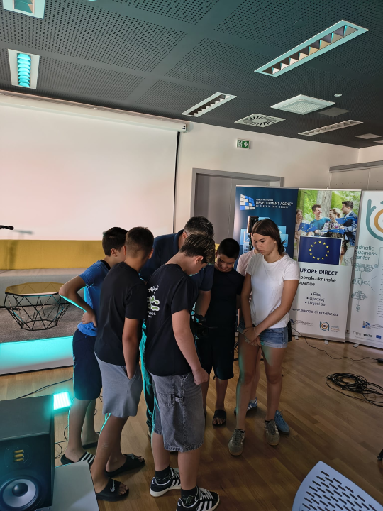 FOTO: Mladi otkrili svijet podcasta u sklopu radionice ‘Sastavi svoj studio – snimi svoj podcast’