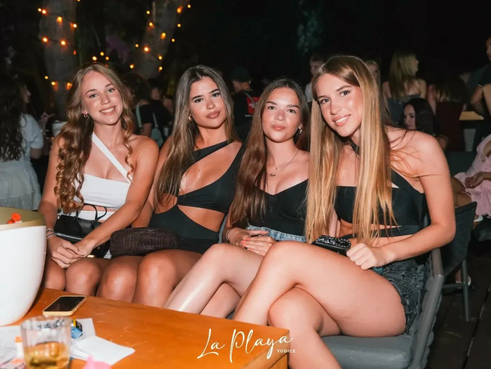 Pogledajte užarenu atmosferu iz vodičke La Playe: Krcat klub na ekskluzivnom koncertu Devita