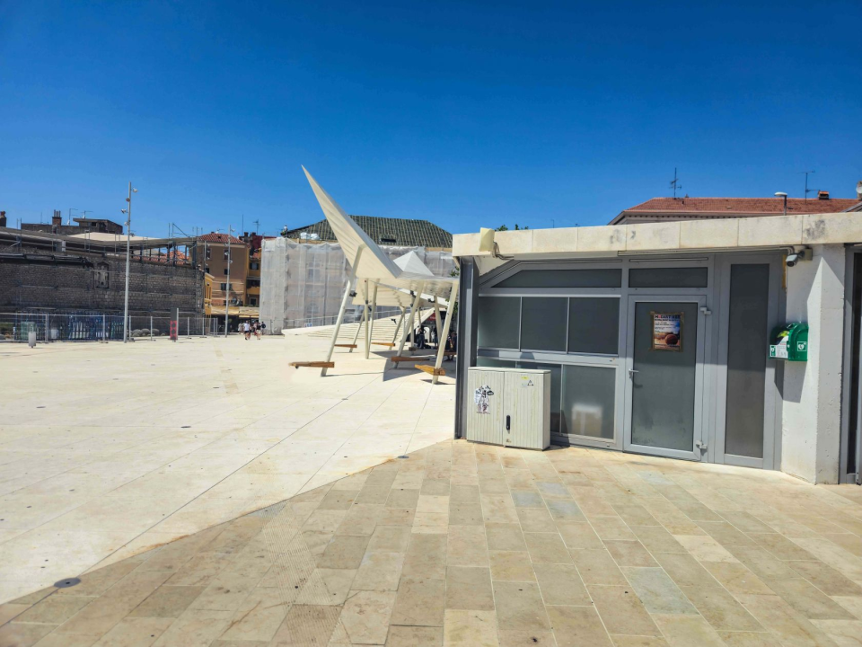 Udružili se gimnazijalci i umirovljenici: Na autobusnom kolodvoru, Poljani i Rezalištu postavljeni defibrilatori