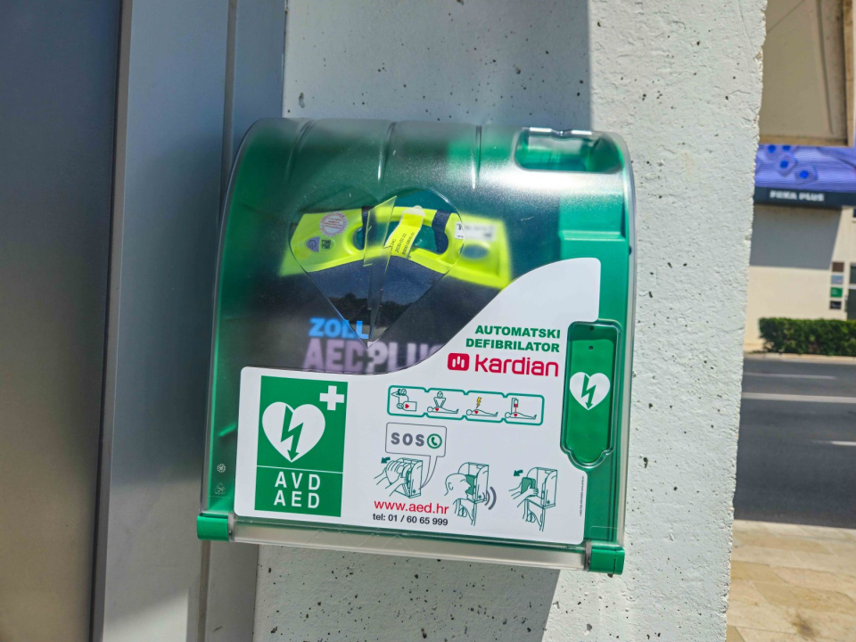 Udružili se gimnazijalci i umirovljenici: Na autobusnom kolodvoru, Poljani i Rezalištu postavljeni defibrilatori