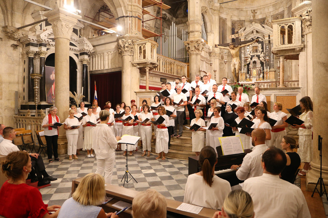 Mješoviti katedralni zbor nastupio u katedrali
