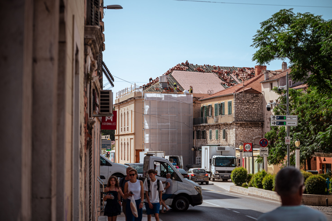 Na suncu i sparini radnici postavljaju novo krovište na zgradi šibenskog kazališta