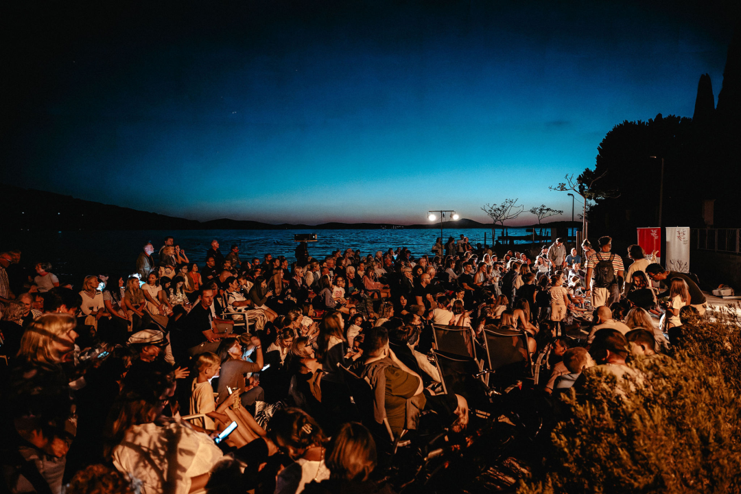 Otočna premijera 'Bumbarovog ljeta': Film sniman na Zlarinu oduševio publiku na plaži Vila
