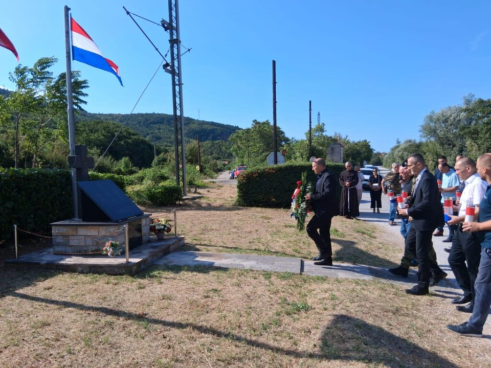 Polaganjem vijenaca u Kninu odana počast poginulim braniteljima Domovinskog rata