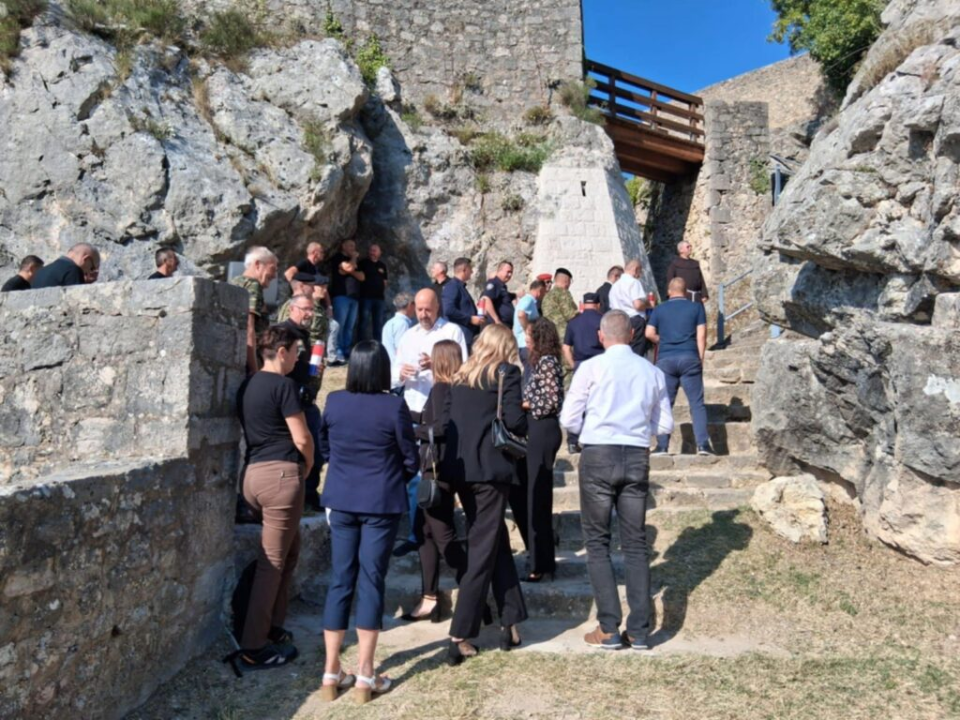 Polaganjem vijenaca u Kninu odana počast poginulim braniteljima Domovinskog rata