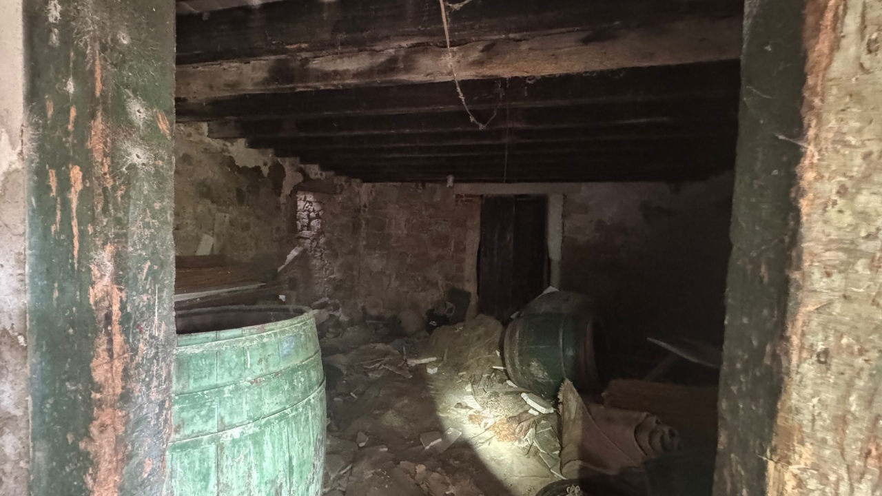 Dvije osobe propale kroz pod u napuštenoj kući na Zlarinu: 10 vatrogasaca sudjelovalo u spašavanju