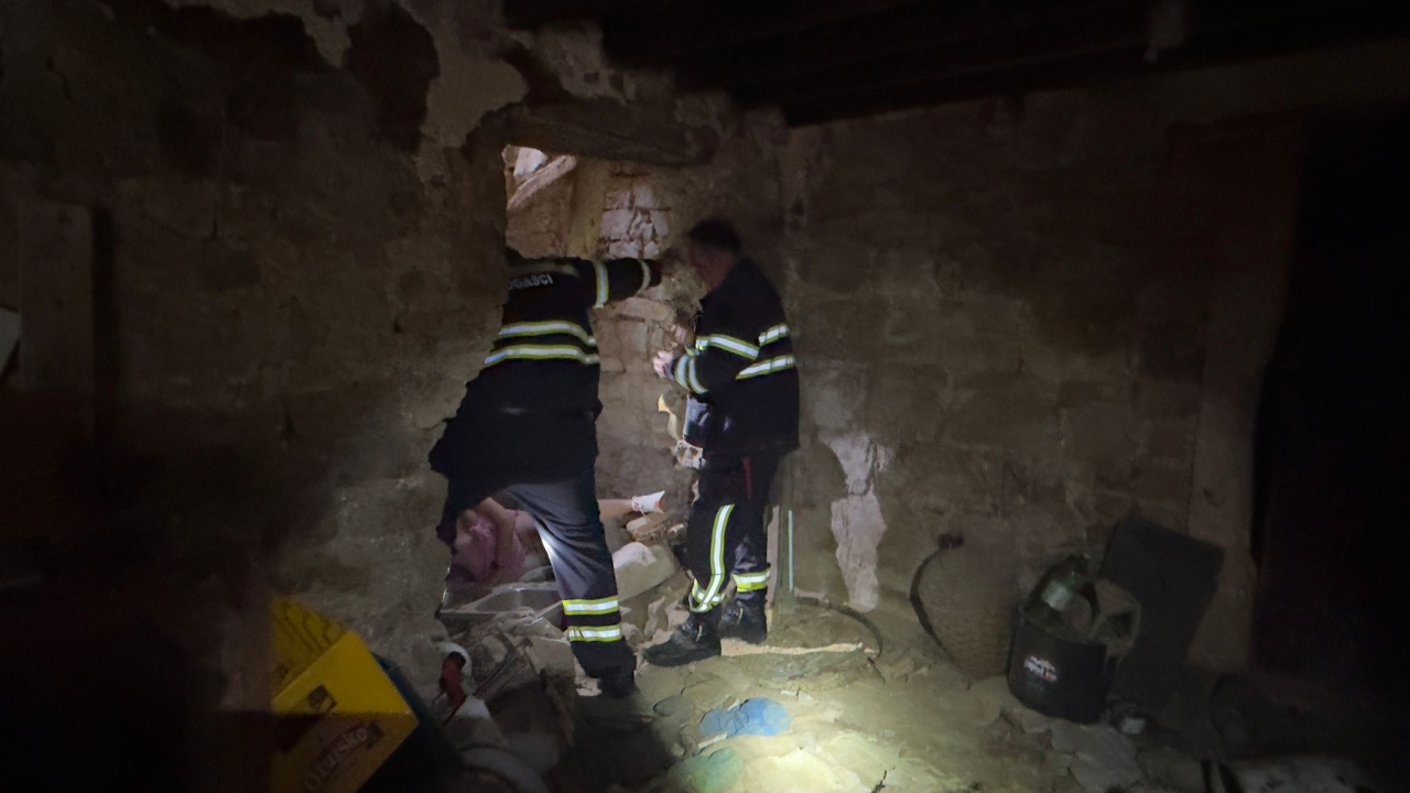 Dvije osobe propale kroz pod u napuštenoj kući na Zlarinu: 10 vatrogasaca sudjelovalo u spašavanju