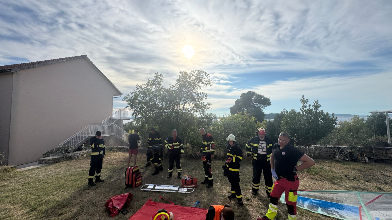 Dvije osobe propale kroz pod u napuštenoj kući na Zlarinu: 10 vatrogasaca sudjelovalo u spašavanju