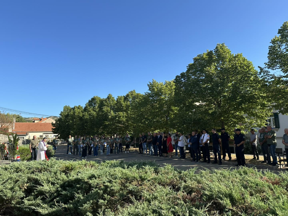 U Drnišu položeni vijenci i zapaljene svijeće