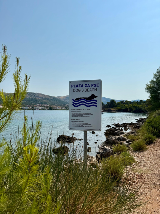 Grebaštica dobila dvije plaže za pse: Sada vlasnici ljubimaca mogu bezbrižno uživati u moru